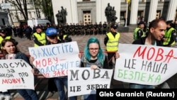Депутаттарды украин тили жөнүндө мыйзамды кабыл алууга чакырган акциянын катышуучулары, Киев, 25-апрель 2019-жыл.