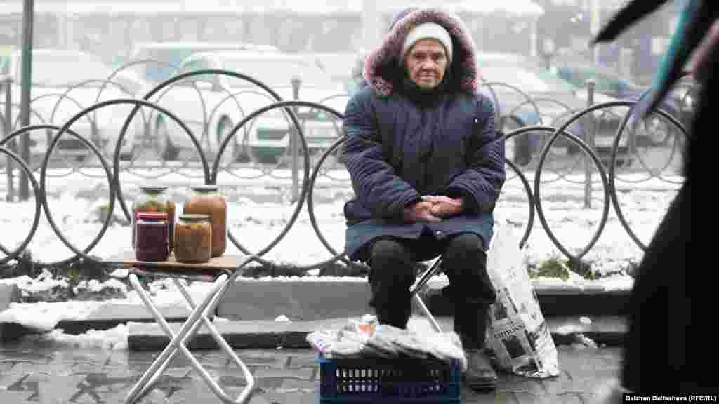 Валентине – 85 лет. Она живет на даче в Широкой Щели с 64-летней племянницей, инвалидом 2-й группы. До алма-атинского базара добирается на автобусе, чтобы поторговать носками, которые вяжет сама. Носки продает по 1000 – 1500 тенге