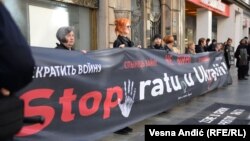 Aktivisti i građani na performansu protiv rata u Ukrajini, Beograd, 13. april 2022.