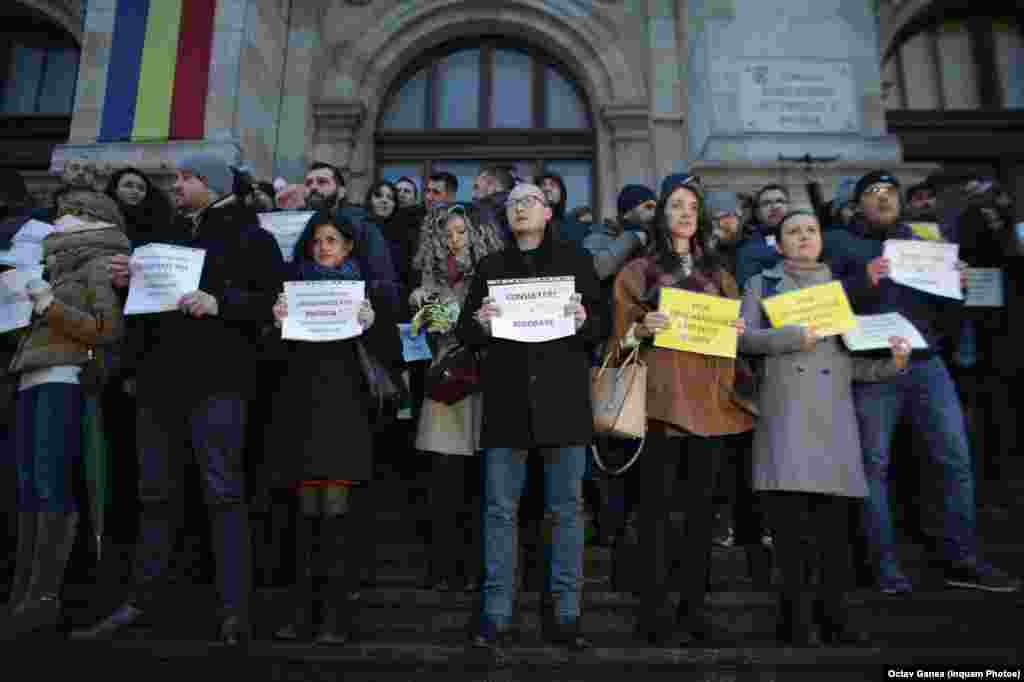 Pe Treptele Curții de Apel din București, peste 200 de tineri magistrați se solidarizează cu protestele colegilor lor de la Sibiu, Constanța, Timișoara și alte orașe