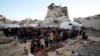 Palestinci na jutarnjoj bajramskoj molitvi u razrušenom gradu Džabijala u Pojasu Gaze, 30 mart 2025.