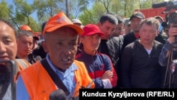 Жетекчисине нааразы болгон "Тазалыктын" кызматкерлери. Бишкек, 15-апрель, 2022-жыл.
