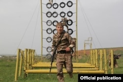 Военнослужащий на учениях в Жамбылской области. Апрель 2022 года.
