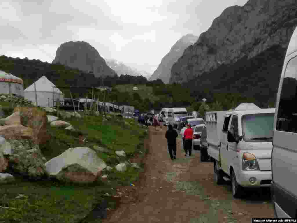 Эс алуу жайына күнүнө 200-500 киши келет. Аларды жергиликтүү эл тейлейт. Жашоочулар 100дөн ашуун боз үйдү иштетип, акча табышат. 