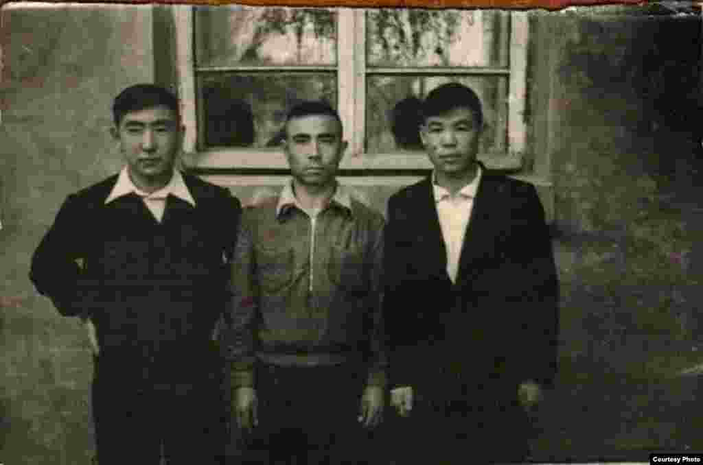 Сейдимкан Асранкуловдун жолдошу (ортодо) Терекбай Сатыбалдиев (1929-жылы туулган). Согуш жылдары Таластын Кеңарал колхозунда оорукта эмгектенген. 