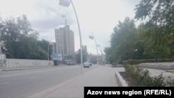 На пустих вулицях Мелітополя самі лише російські триколори