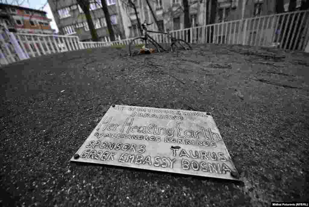 Spomenik "Her healing Earth", popularni "bicikl u betonu" ispred Opće bolnice "Prim. dr. Abdulah Nakaš", premješten je u bolnički park, zbog preuređenja ulaza u bolnicu.