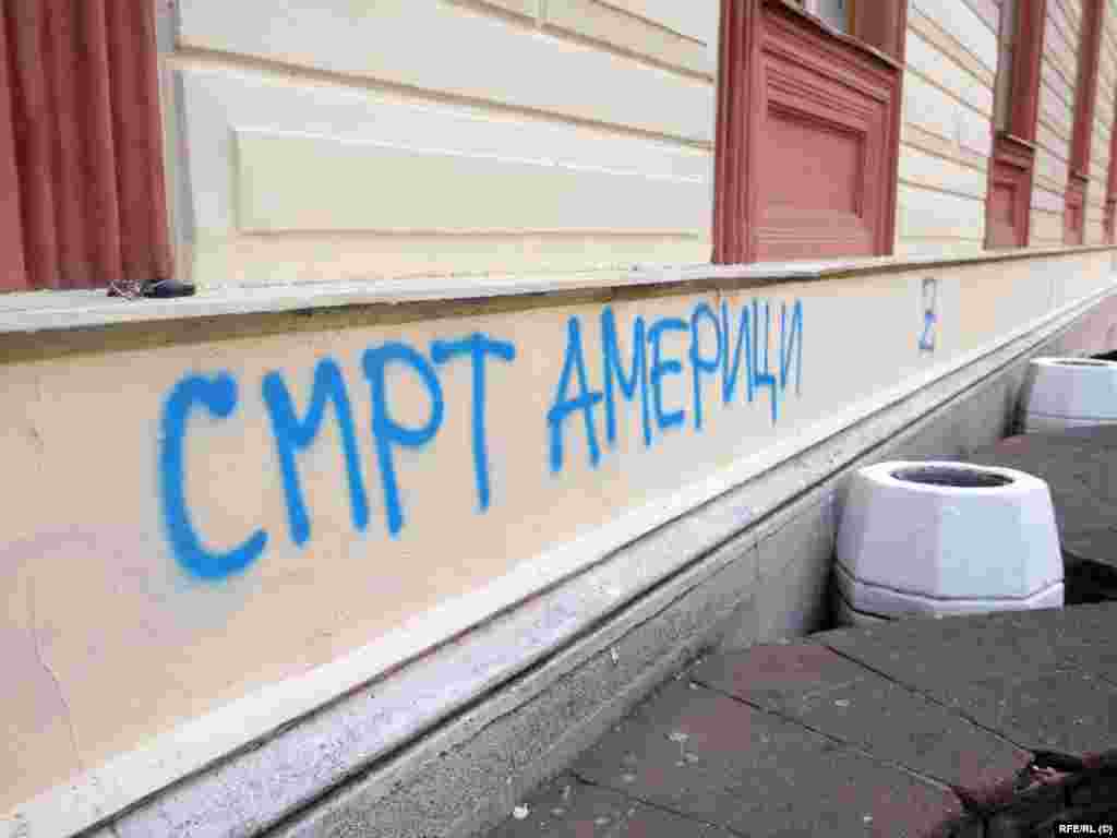 Grafiti koji objavljuju "smrt Americi" uz slovo "Z". Antiameričko raspoloženje u Srbiji je rasprostranjeno od NATO bombardovanja Jugoslavije 1999. godine u kojem je ubijeno najmanje 489 civila. 