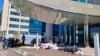 Нефтяники «КЕЗБИ» у здания компании «КазМунайГаз» в Нур-Султане. 13 мая 2022 года