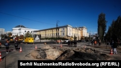 Воронка на месте попадания российской ракеты в Киеве. Архивное фото