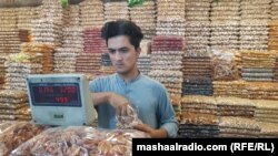 پېښور کې د وچو مېوو يو پلورونکی وچه مېوه تلي ـ (انځور له ارشيفه)
