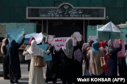 تجمع اعتراضی زنان افغان در مقابل سفارت جمهوری اسلامی در کابل