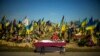 Sicriul cu trupul militarului ucrainean Vadim Bereghnui, de 22 de ani, pregătit de înmormântare într-un cimitir din Harkov, Ucraina - 17 octombrie 2022. (AP Photo/Francisco Seco)