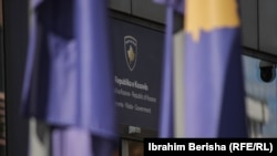 Zastave Kosova ispred zgrade Vlade