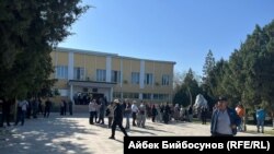 Баткен облустук музыкалык драма театрынын алдына чогулуп жаткандар. 2022-жылдын 28-сентябры.