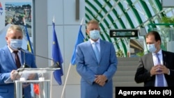 Ministrul de Interne Lucian Bode (stânga), fost deținător al portofoliului Transporturi în guvernul lui Ludovic Orban (dreapta), este de anul acesta secretarul general al Partidului Național Liberal. În imagine, alături de președintele Klaus Iohannis la un eveniment din 2020.