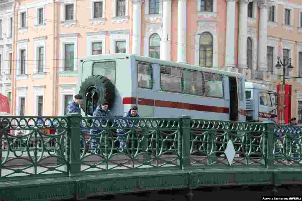Невский проспект во время парада был частично перекрыт 