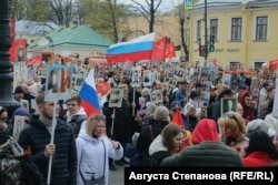 Marșul oamenilor la parada Regimentului Nemuritor, St. Petersburg, 9 mai, 2022.