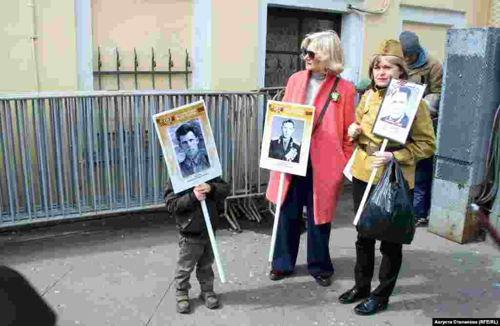 Некоторые участники "Бессмертного полка" в Петербурге одевались в военную форму времен Второй мировой войны. Вместе со взрослыми в форме можно было встретить сотни детей в военных пилотках или костюмах 