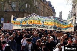 Protestatarii au mers, joi, la Consiliul Constituțional, care urmează să decidă cu privire la constituționalitatea modificării legislației în domeniul pensiilor.
