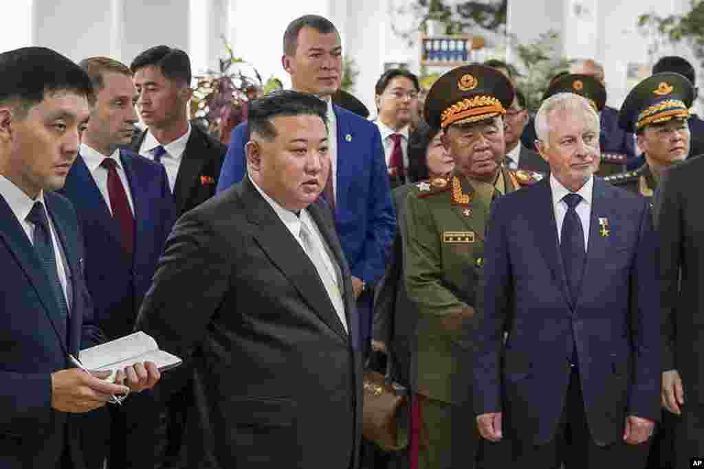 Kim Jong Un, însoțit de viceprim-ministrul Denis Manturov, a vizitat și o uzină care produce avioane de pasageri Sukhoi SJ-100, „I-am arătat liderului (Coreei de Nord) una dintre cele mai importante fabrici de avioane ale noastre. Vedem potențialul de cooperare în domeniul fabricării de aeronave și în alte industrii, ceea ce este deosebit de acut pentru rezolvarea sarcinii țărilor noastre de a realiza suveranitatea tehnologică”, a spus oficialul rus.
