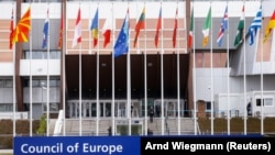 Uoči odlaska sprskog šefa diplomatije Ivice Dačića u Strazbur, 18. aprila, Ministarstvo spoljnih poslova Srbije najavilo da će on "pokušati da stopira proceduru za prijem Kosova u Savet Evrope".