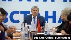 Последнее заседание политсовета СДПК под руководством экс-президента Кыргызстана Алмазбека Атамбаева. 25 мая 2019 года.