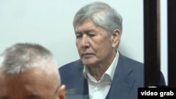 Алмазбек Атамбаев в зале суда.