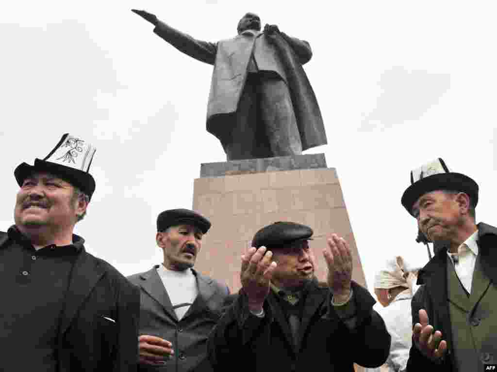 Митинг оппозиции в Оше, 15 апреля 2010 года.