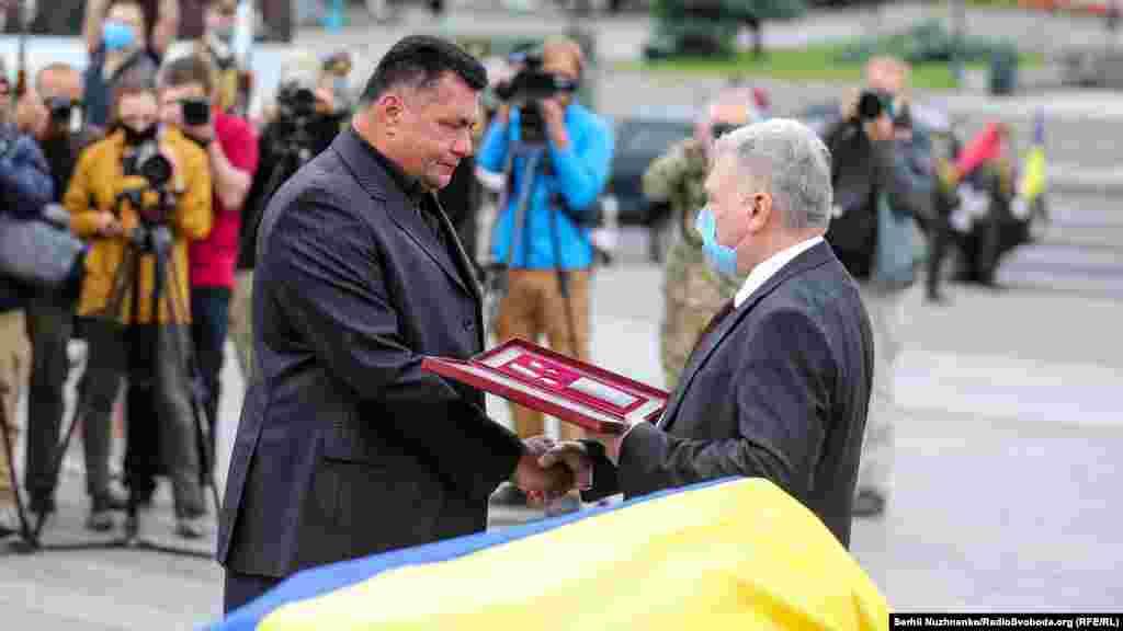Міністр оборони Андрій Таран вручив батькові загиблого воїна зірку Героя України. 13 липня молодшому лейтенанту Матвіїву Тарасу Тарасовичу указом президента України №271 присвоєно звання Герой України з врученням ордена «Золота Зірка» (посмертно).