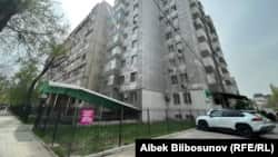 Мас абалындагы айдоочу ушул үйдүн тосмосун сүзүп токтогон.