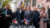 На запитання журналістів, чи готовий він до арешту, Віктор Медведчук попросив «не хвилюватися»