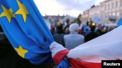 Steagul polonez, legat de cel al UE la unul dintre protestele pro-UE din perioada guvernării partidului „Lege și Justiție”.
