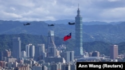 Helikopter nosi tajvansku tokom probe za predstojeću proslavu Dana državnosti u Tajpeju, Tajvan, 7. oktobra 2021.