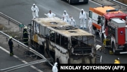 Остатъците от изгорелия на магистрала "Струма" автобус