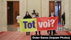 Imagini de la un protest din Parlament după formarea Coaliției de guvernare PNL - PSD - UDMR. 
