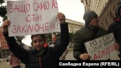 Кадър от протест на деца и родители срещу преминаването към онлайн обучение, ноември 2021 г.