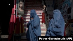 Lutke ispred trgovine u Heratu, Afghanistan, novembar 2021.
