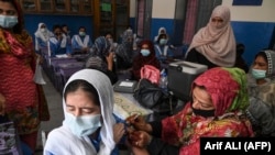 په لاهور کې يوې ماشومې ته د کورونا وايرس ضد واکسين لګول کېږي. پخوانی انځور
