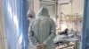 U sarajevskoj Opštoj bolnici "Prim. dr. Abdulah Nakaš" za RSE je navedeno da se, od 900 zaposlenih medicinskih i nemedicinskih radnika u toj ustanovi, nije vakcinisalo još oko stotinu osoba (na fotografiji: COVID odjeljenje Opšte bolnice, 6. oktobar 2021.)