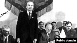 Падпісаньне Антыкрызіснага пагадненьня. Выступае Зянон Пазьняк, справа ад яго — Станіслаў Шушкевіч і Мікола Статкевіч. 14 сакавіка 1992