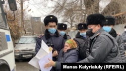 Активисттердин маалымдашынча, жалпысынан беш адам кармалган жана бирөөнүн жанында алты жашар уулу болгон. 