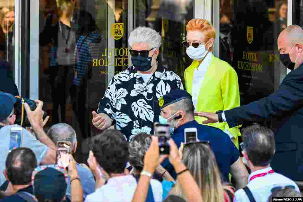 Španski reditelj Pedro Almodovar i britanska glumica Tilda Swinton (desno), sa zaštitnim maskama sreću se sa fanovima na filmu “The Human Voice” (Ljudski glas) koji se takmiči u konkurenciji festivala za nagradu Zlatni lav, 3. septembar, 2020.