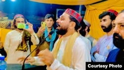 نور الله ترین په کراچۍ کې یوې غونډې ته وینا کوي - پخوانی انځور.