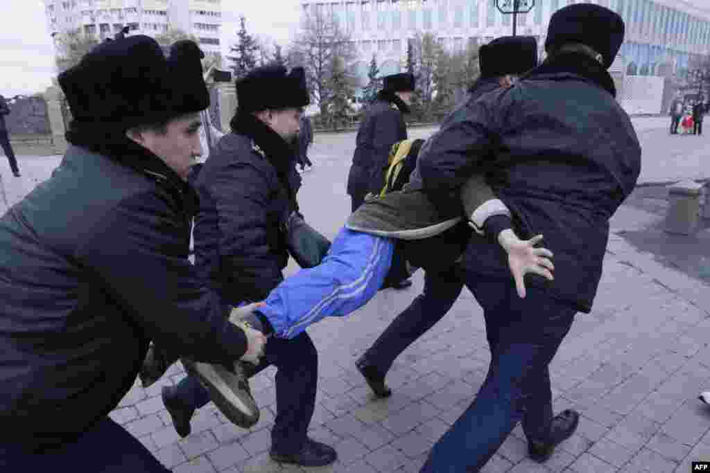 В Алматы полицейские задержали активистов незарегистрированного движения «Oyan, Qazaqstan!», протестовавших против проводимых 20 ноября в стране внеочередных президентских выборов. Участники акции держали плакат со словам: «Доживем ли до честных выборов?» — и скандировали: «Мы за честные выборы!» 