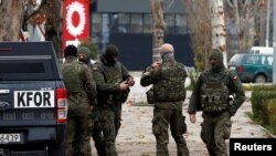 Військові КФОР патрулюють Північну Мітровіцю, Косово, 13 грудня 2022 року

