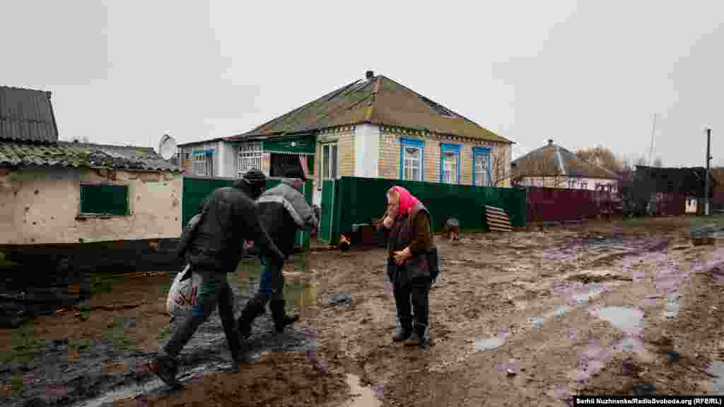 Все вокруг смешивается в одну мелодию войны: лай собак, разрывы «Градов» и тяжелой артиллерии россиян, плач женщин, покидающих свои дома.