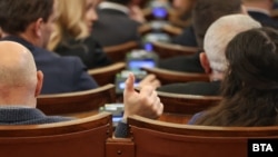 Депутати в пленарната зала на българския парламент по време на заседанието във вторник, 20 декември