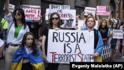Украиналык туткундардын жакындары пикетте. 2022-жыл.