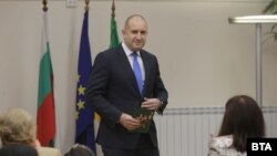 Румен Радев посети в петък Първо средно училище "Пенчо П. Славейков" в столицата.